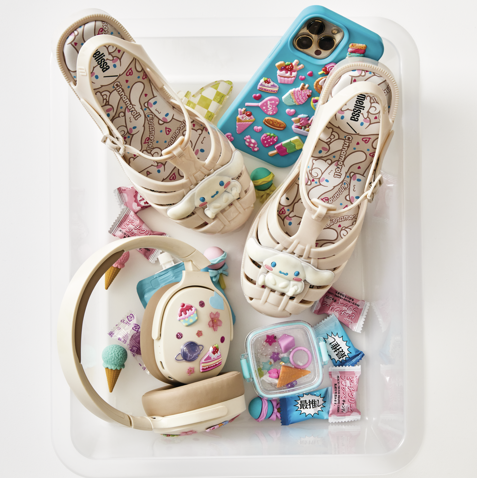 POSSESSION-HELLOKITTYANDFRIENDS_37877_M-1-_large_13c8a77a-e26c-4fb5-98c2-89b49f428a16